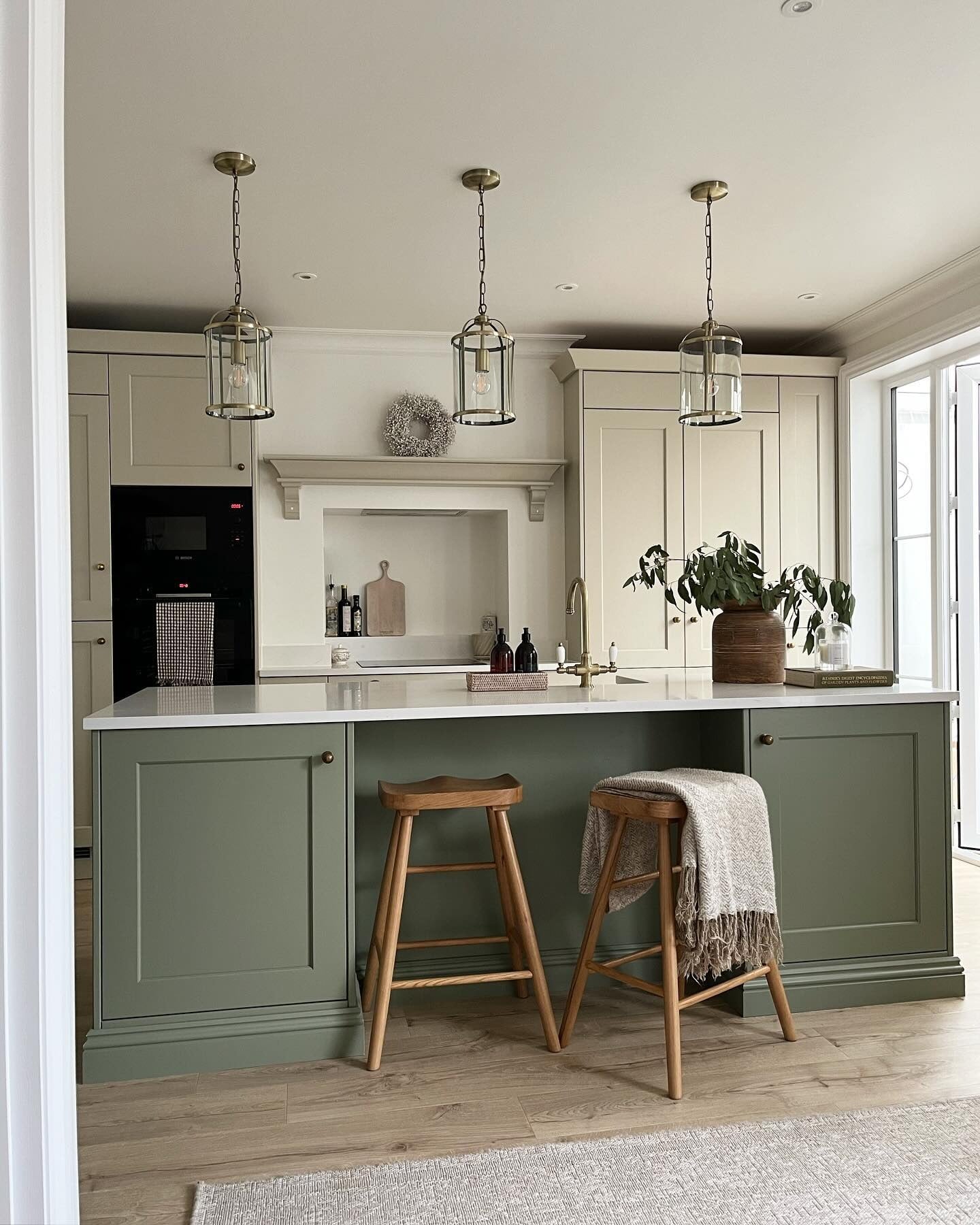 15 Simple Yet Stunning Two Tone Kitchen Ideas – CreativeBooster