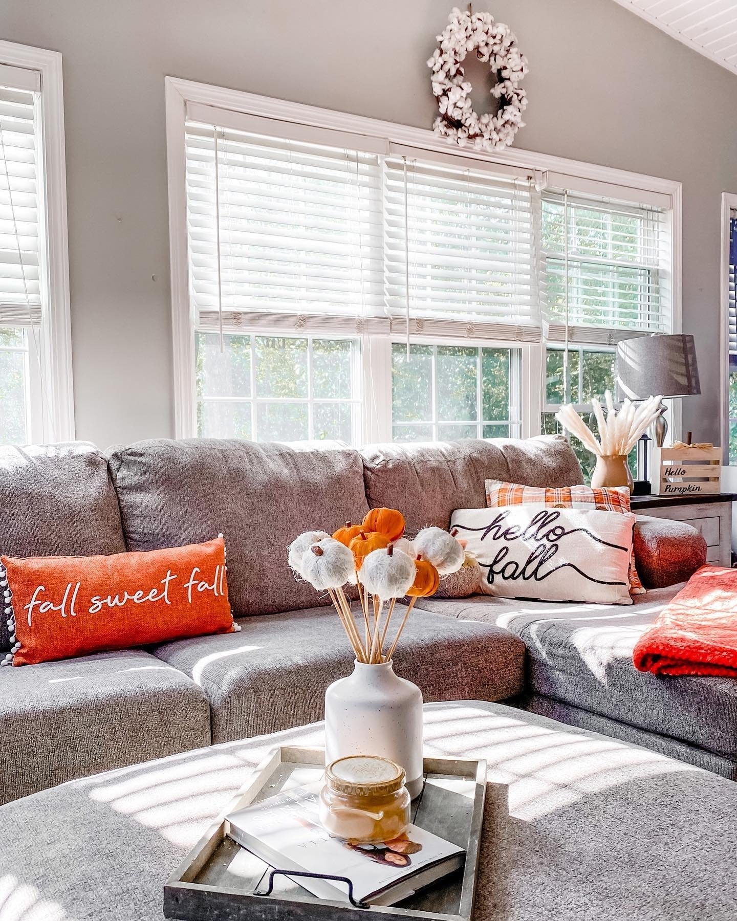 13 Simple Fall Living Room Decorating Ideas 2026 – CreativeBooster