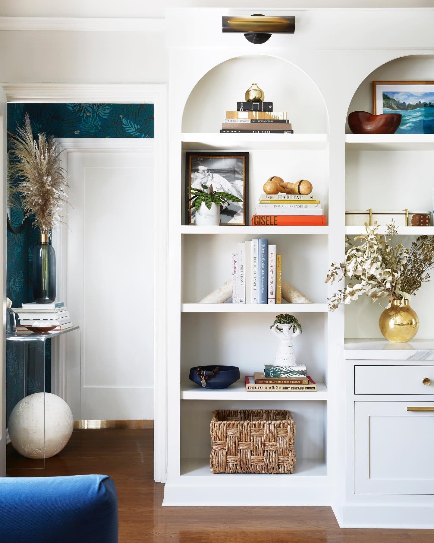 14 Simple Yet Stylish Living Room Shelf Ideas – CreativeBooster
