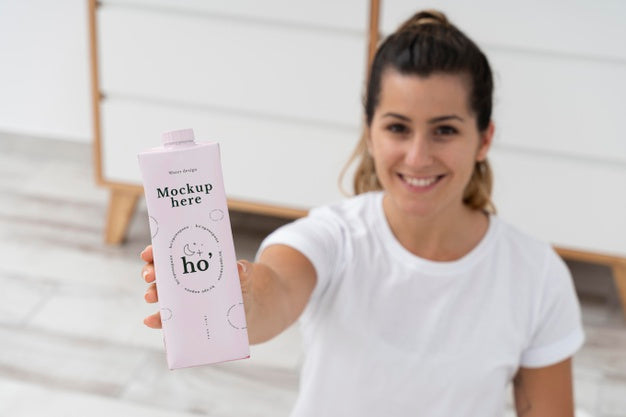 Free Athletic Woman With Water Bottle Mock-Up Psd