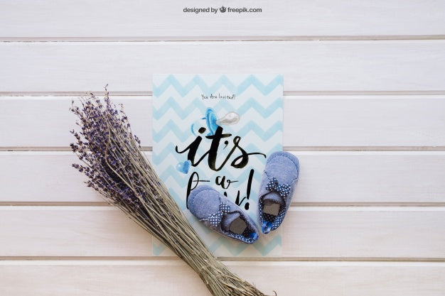 Free Baby Mockup With Flower Psd