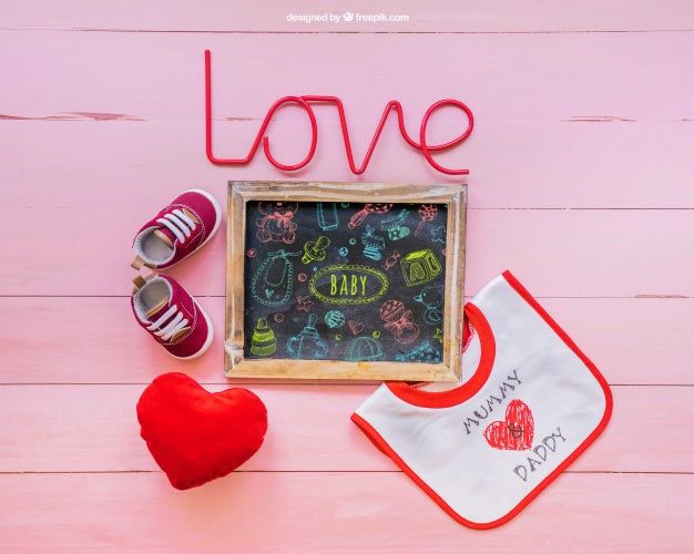 Free Baby Mockup With Shoes, Bib And Slate Psd