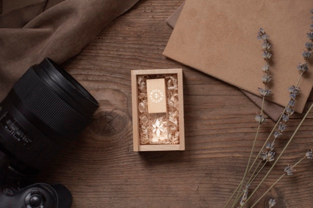 Free Beautiful Accessories Mockup In Real Context Psd