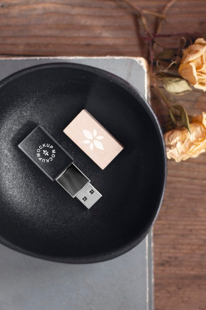 Free Beautiful Accessories Mockup In Real Context Psd