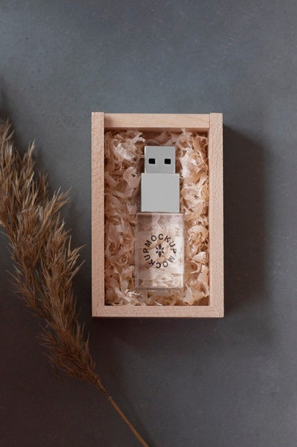 Free Beautiful Accessories Mockup In Real Context Psd