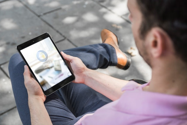 Free Businessman Using Tablet Mockup Psd