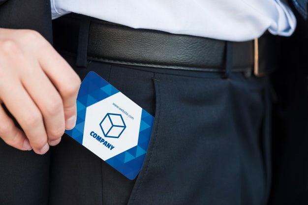 Free Businessman With Business Card Mockup Psd