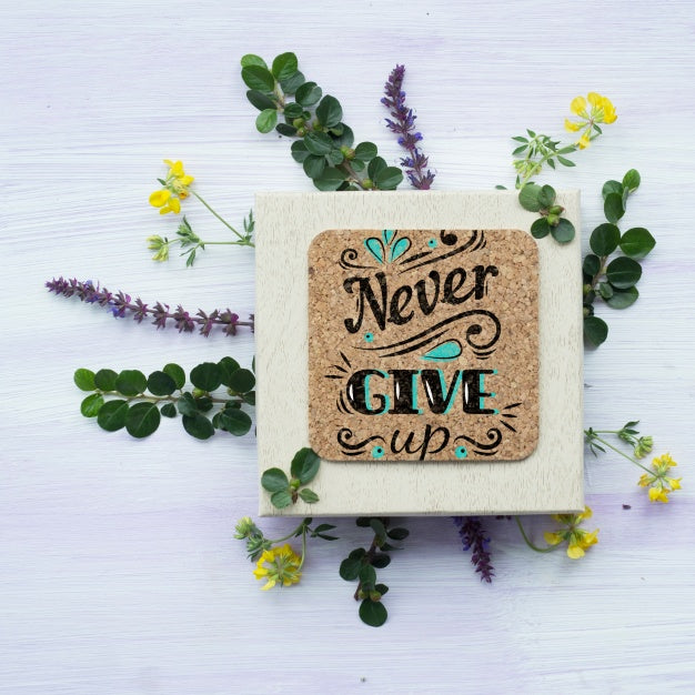 Free Cork Plate Mockup With Floral Decoration Psd