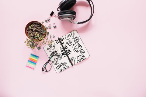 Free Creative Social Media And Internet Mockup With Booklet Or Cover Psd