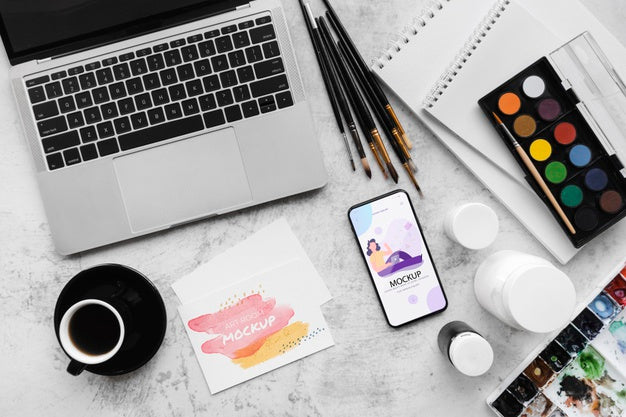 Free Desk Of Painting Artist With Laptop Psd