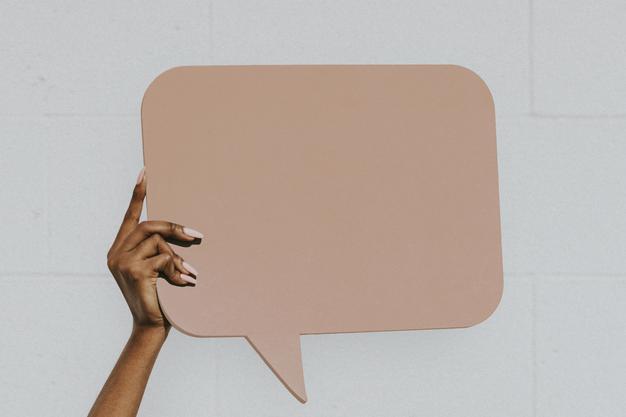 Free Hand Showing A Blank Speech Bubble Mockup Psd