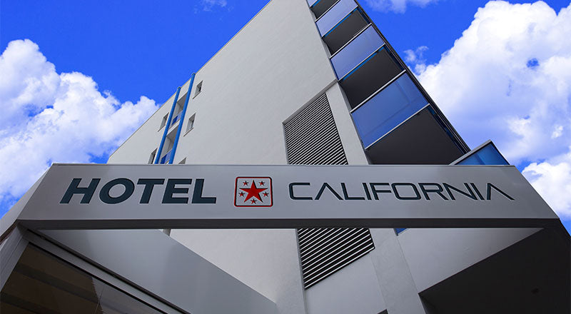 Free Hotel Fascia Logo Mockup Psd