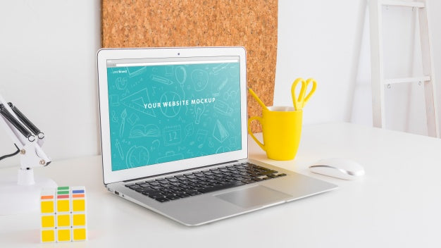 Free Laptop Mockup For Website Presentation With Back To School Concept Psd