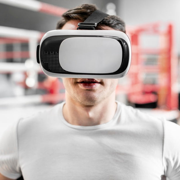 Free Man Using Virtual Reality Goggles At Boxing Training Psd