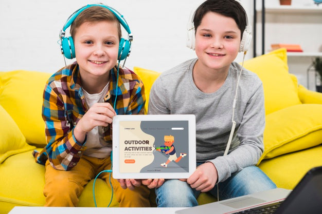 Free Medium Shot Boy Friendship With Tablet Psd