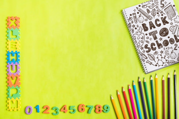 Free Notepad Mockup With Back To School Concept Psd