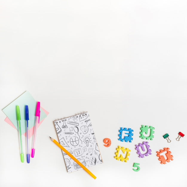 Free Notepad Mockup With Back To School Concept Psd