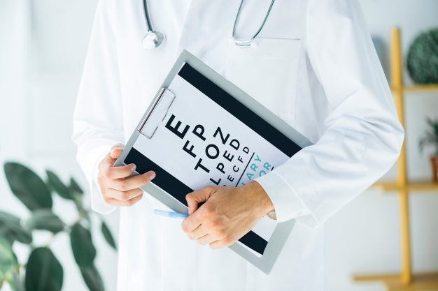 Free Oculist With Eyesight Test On Clipboard Psd