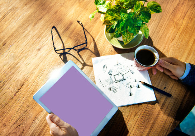 Free Office Worker With Internet Connection And Tablet Concept Psd