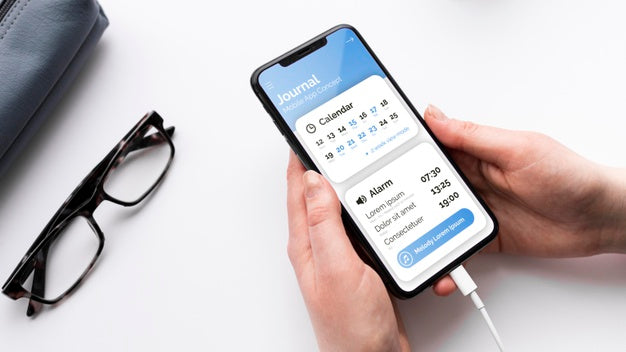 Free Person With Phone Mock-Up At Desk Psd