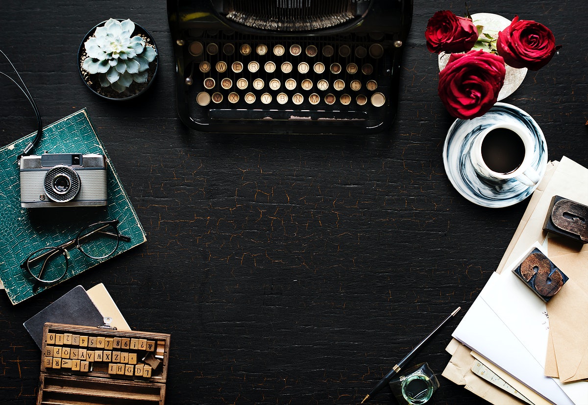 Free Retro Typewriter Machine With Paper On Workspace