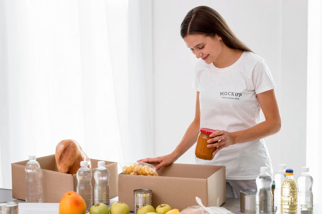 Free Side View Of Female Volunteer Preparing Food For Donation Psd