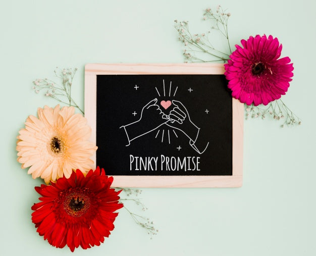 Free Slate Mockup With Floral Decoratio Psd