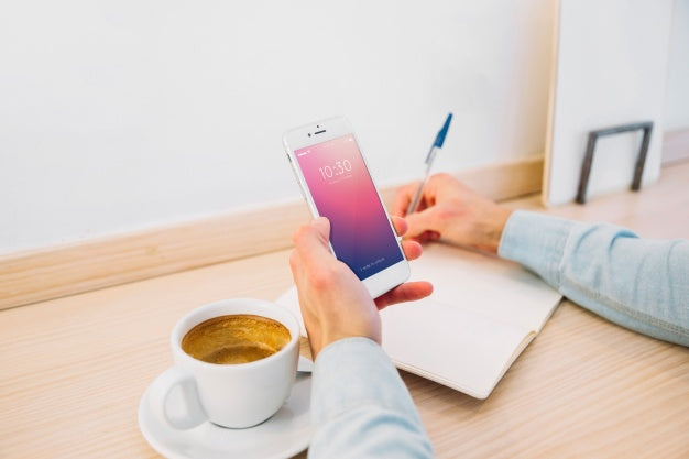 Free Smartphone Mockup With Coffee On Desk Psd