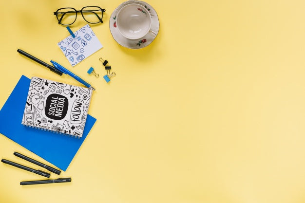 Free Social Media And Internet Mockup With Booklet Or Cover Psd