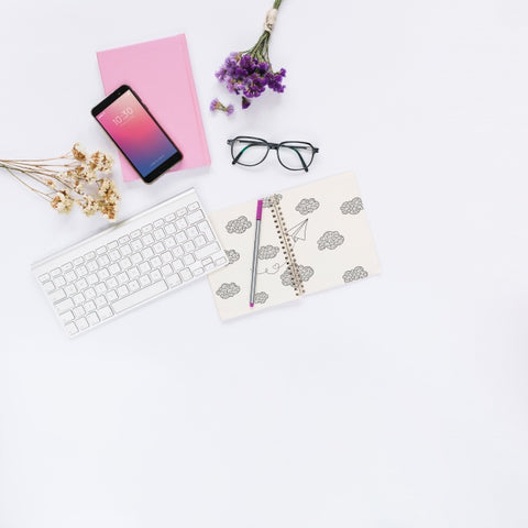 Free Social Media And Internet Mockup With Booklet Or Cover Psd