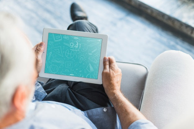 Free Tablet Mockup With Senior For App Presentation Psd