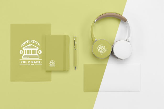 Free Top View Of Back To School Headphones With Notebooks And Pen Psd
