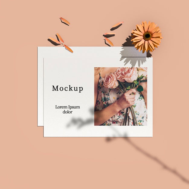 Free Top View Of Card With Flower And Petals Psd