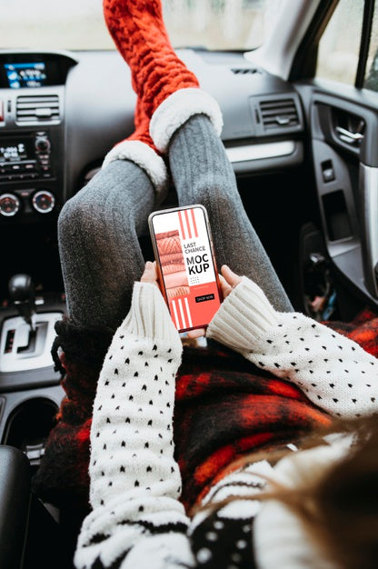 Free Top View On Hand With Smartphone Mockup And Cup Of Coffee Psd