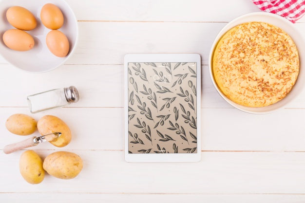 Free Traditional Spanish Food Mockup With Tablet Psd