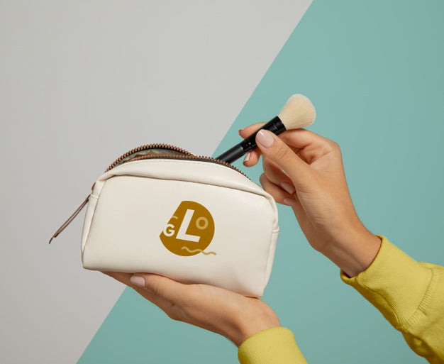 Free Woman Holding Make-Up Pouch Psd