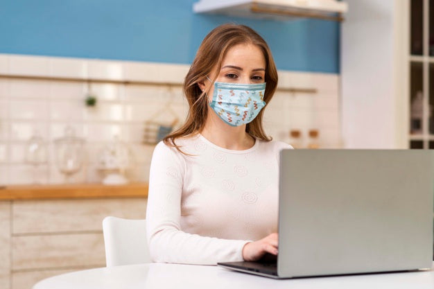 Free Woman With Medical Mask Concept Mock-Up Psd