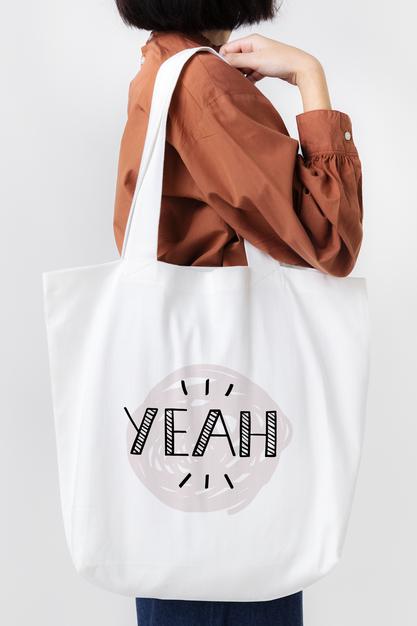 Free Woman With Tote Bag Mockup Psd