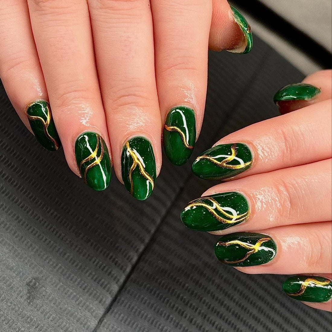 13 Elegant Gold and Green Nails