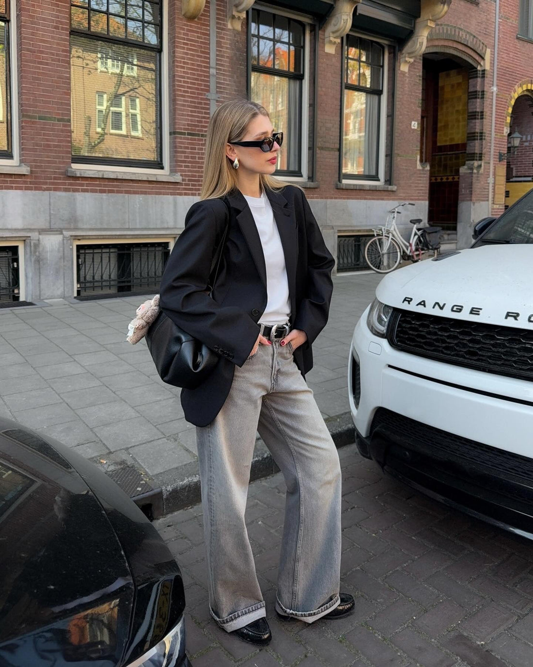 13 Street-Ready Outfits with Grey Jeans You’ll Wear Again