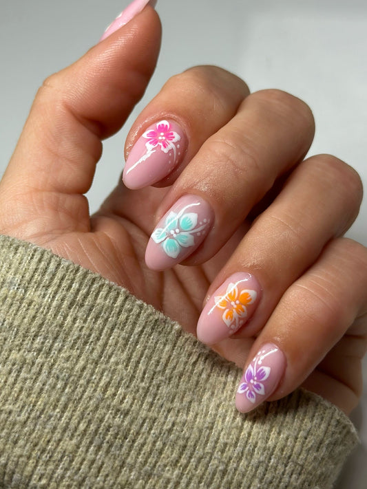13 Tropical Hawaiian Flower Nail Ideas