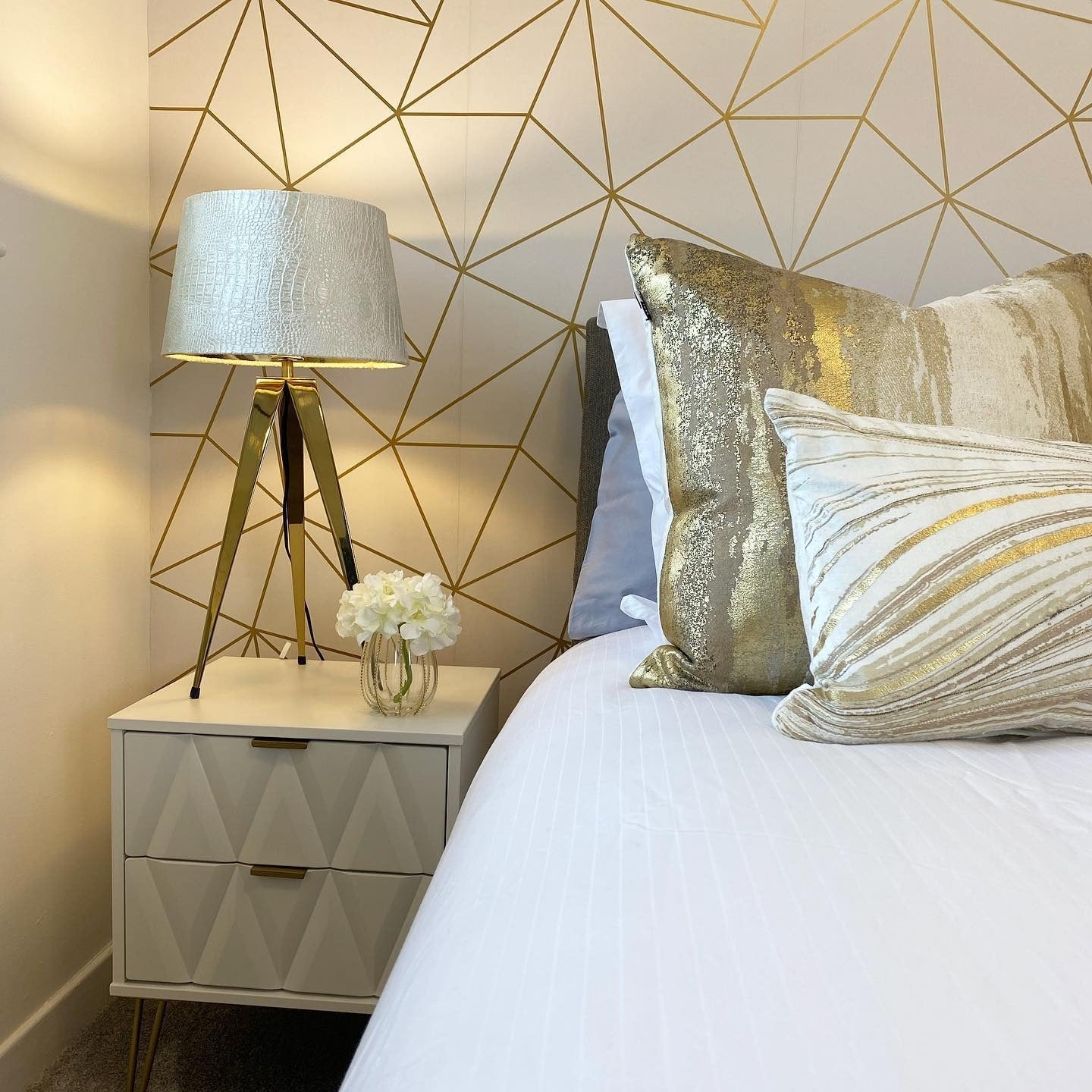 15 Elegant Gold Accents Bedroom Ideas – CreativeBooster