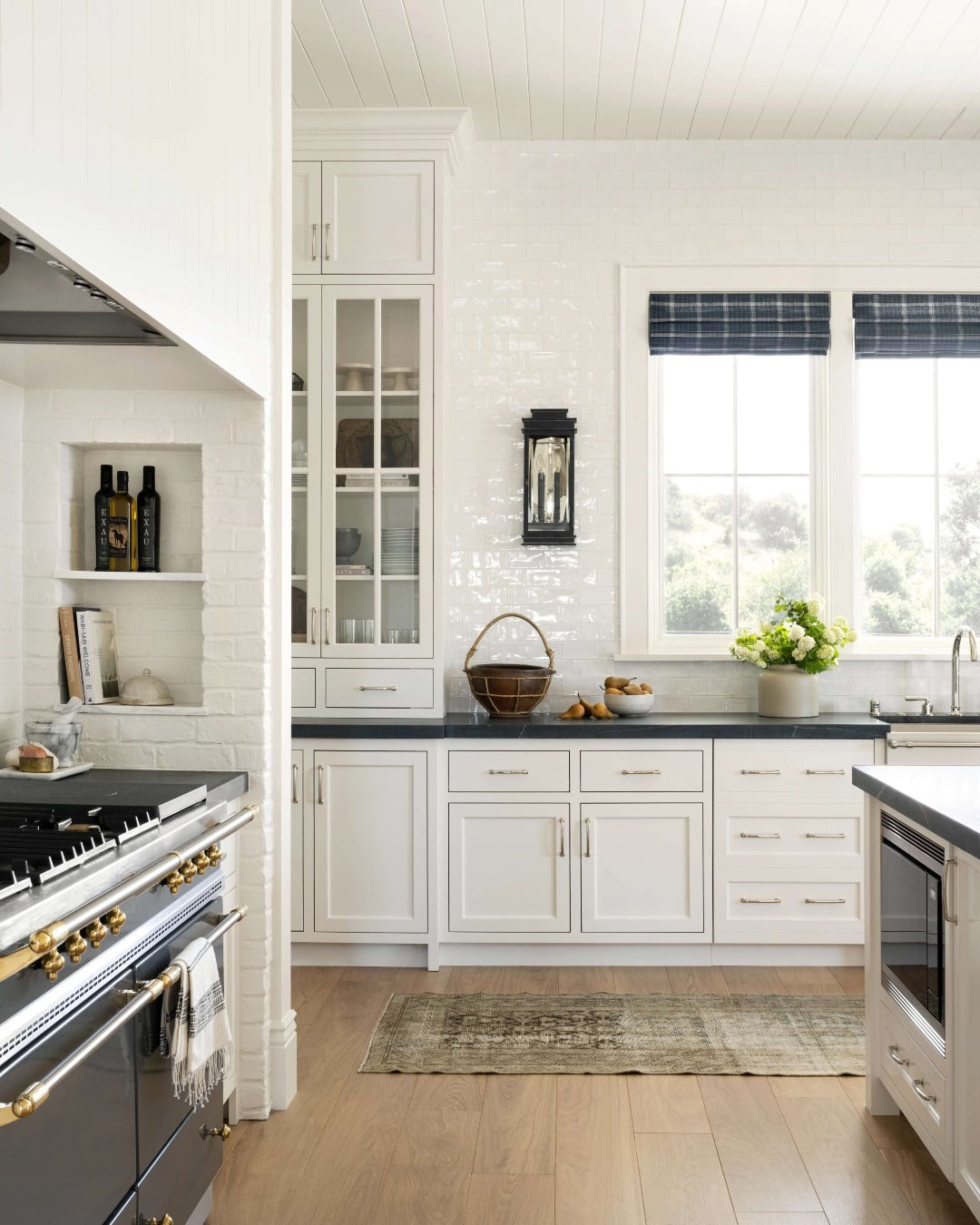 16 Inspiring Backsplash Ideas for White Kitchen Beauty