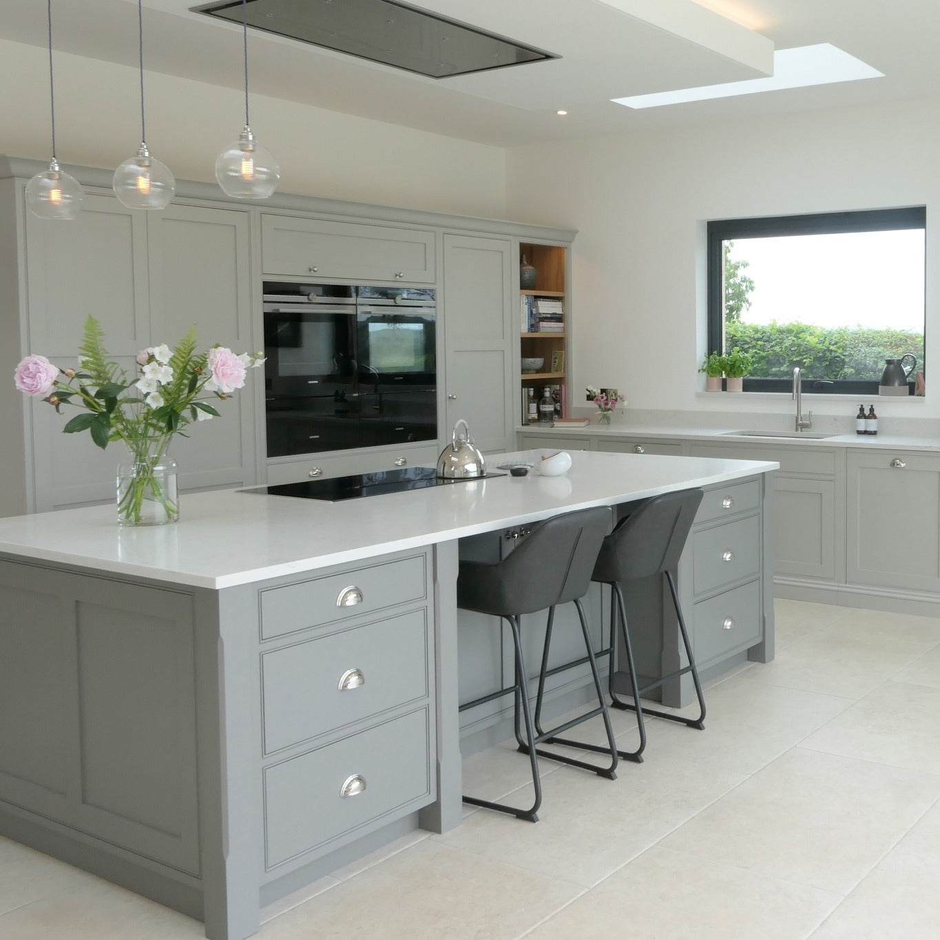 15 Chic Grey Kitchen Ideas with Stunning Details – CreativeBooster