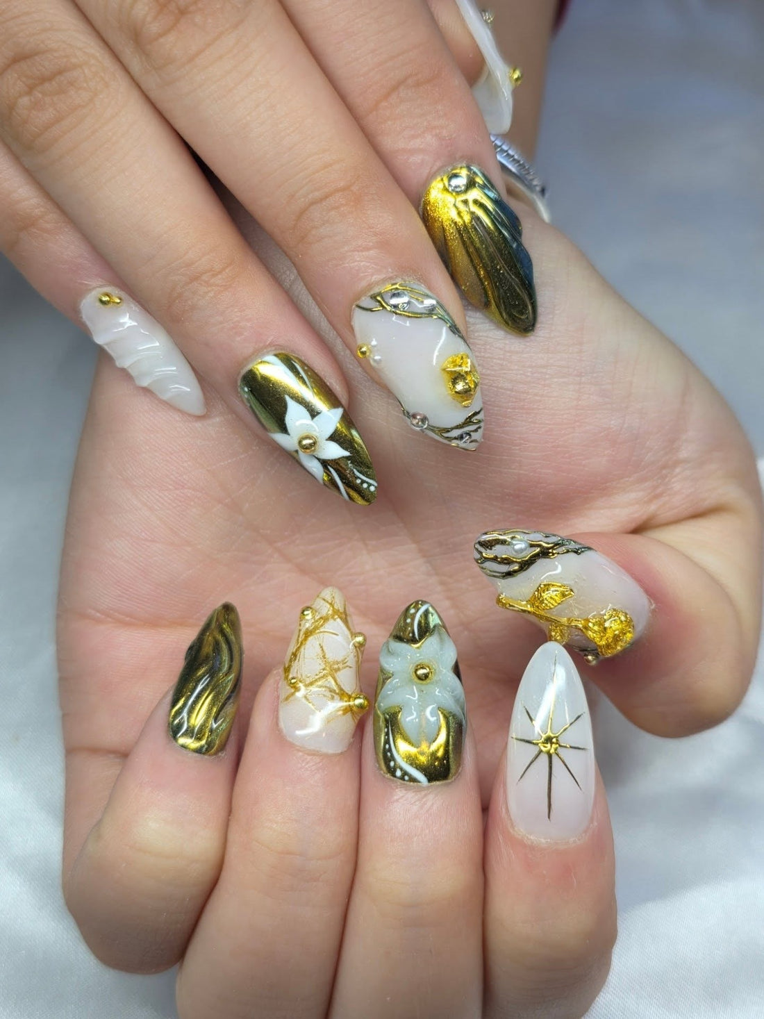 16 Minimal Yet Glam White and Gold Nail Ideas