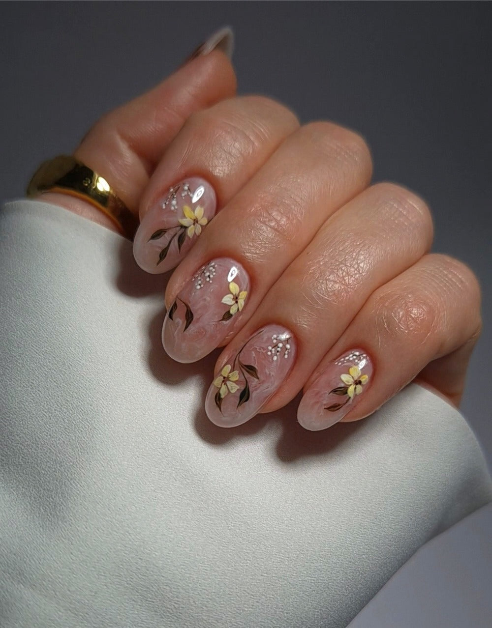 13 Simple Round Nail Ideas with Style