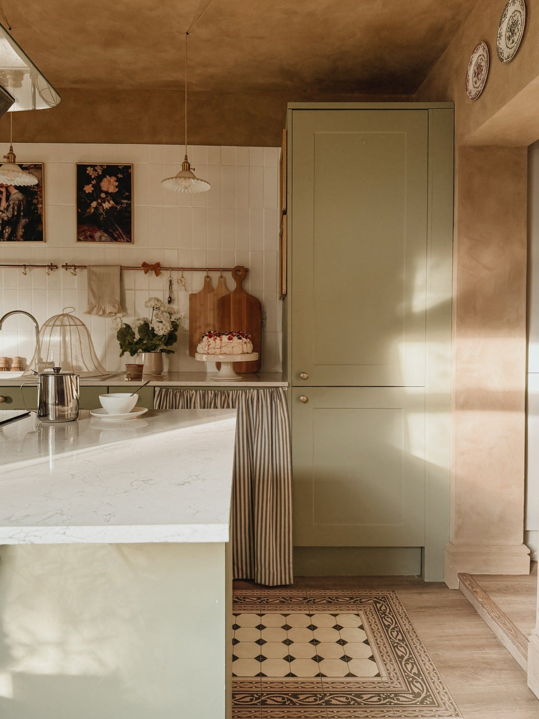 13 Simple and Chic Village Style Kitchen Ideas 2026