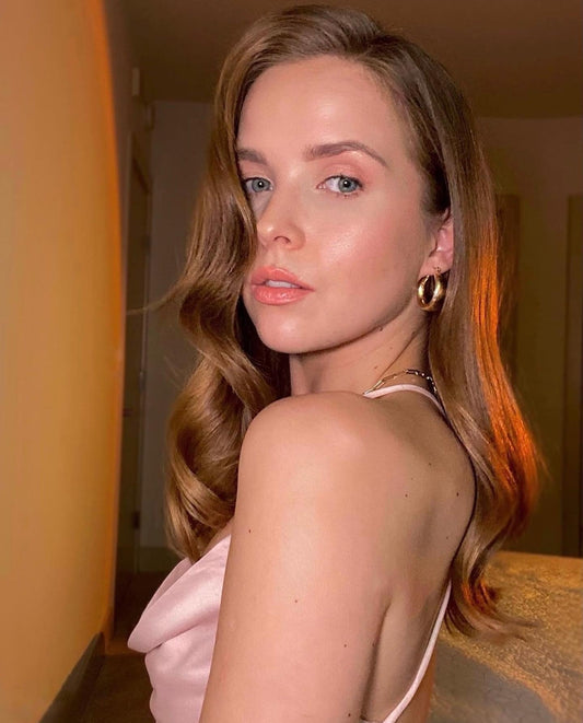 15 Glam Waves Hairstyles for Modern, Glamorous Women
