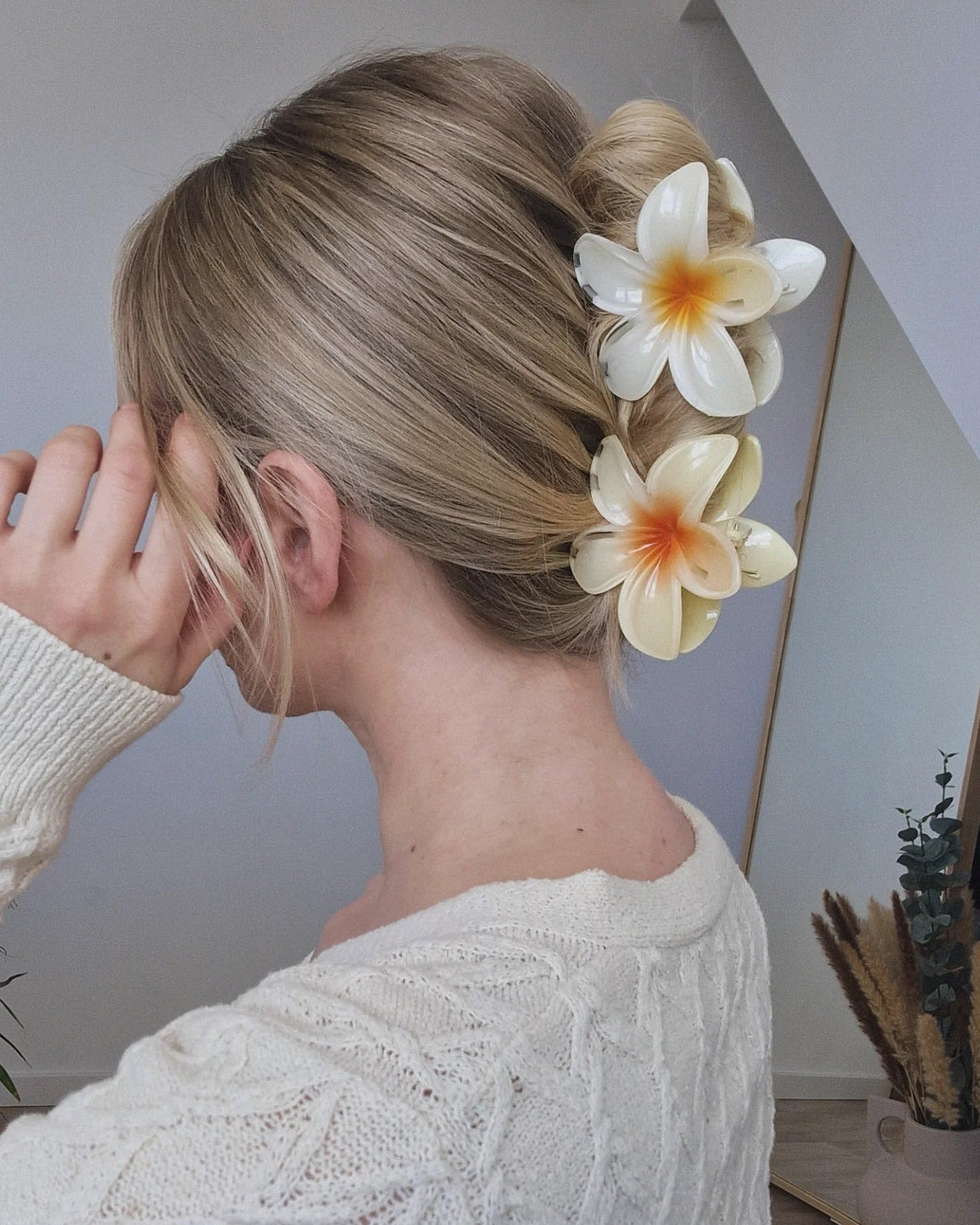 13 Everyday Claw Clip Hairstyles That Look Polished