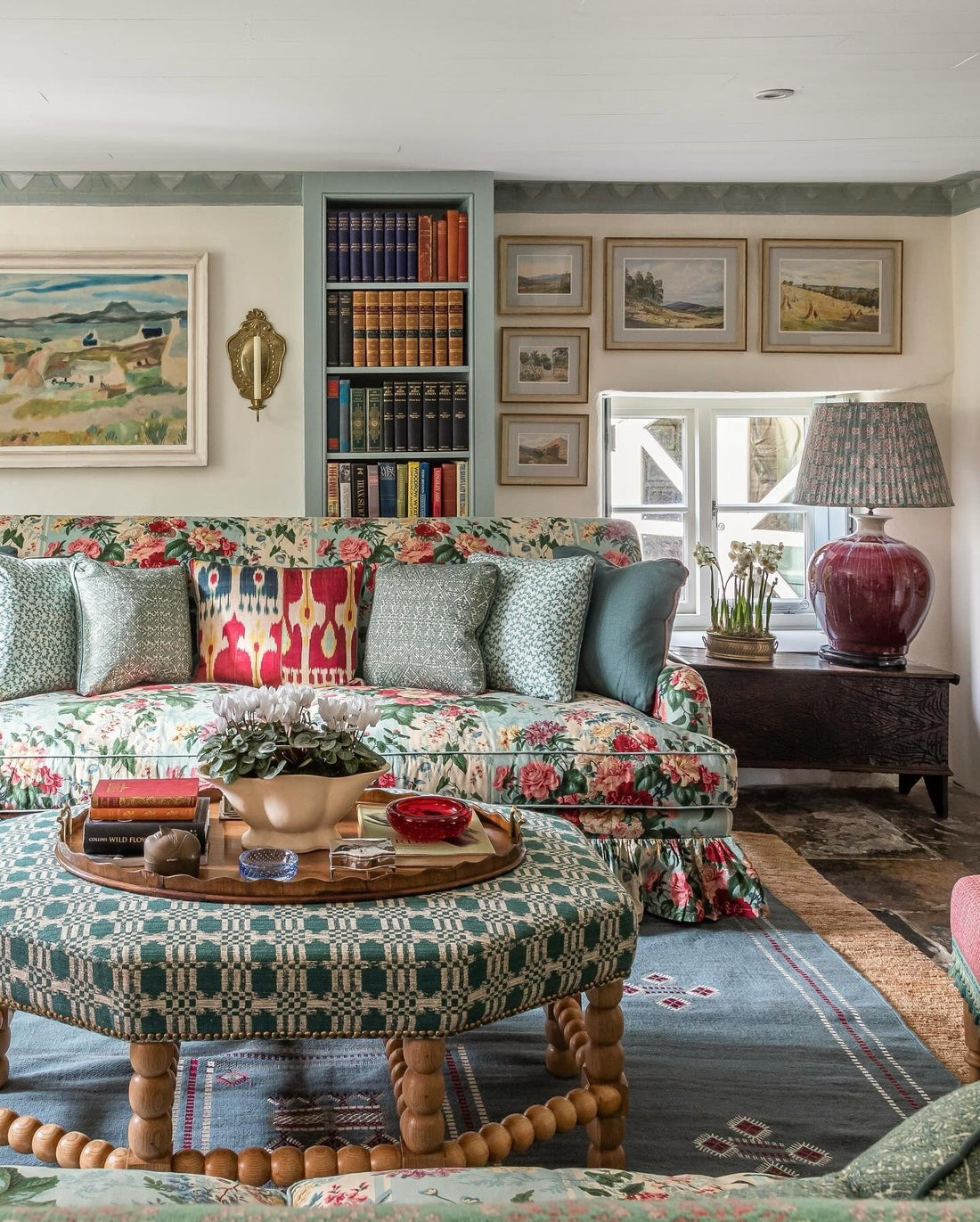 15 Warm and Welcoming Traditional Living Room Ideas